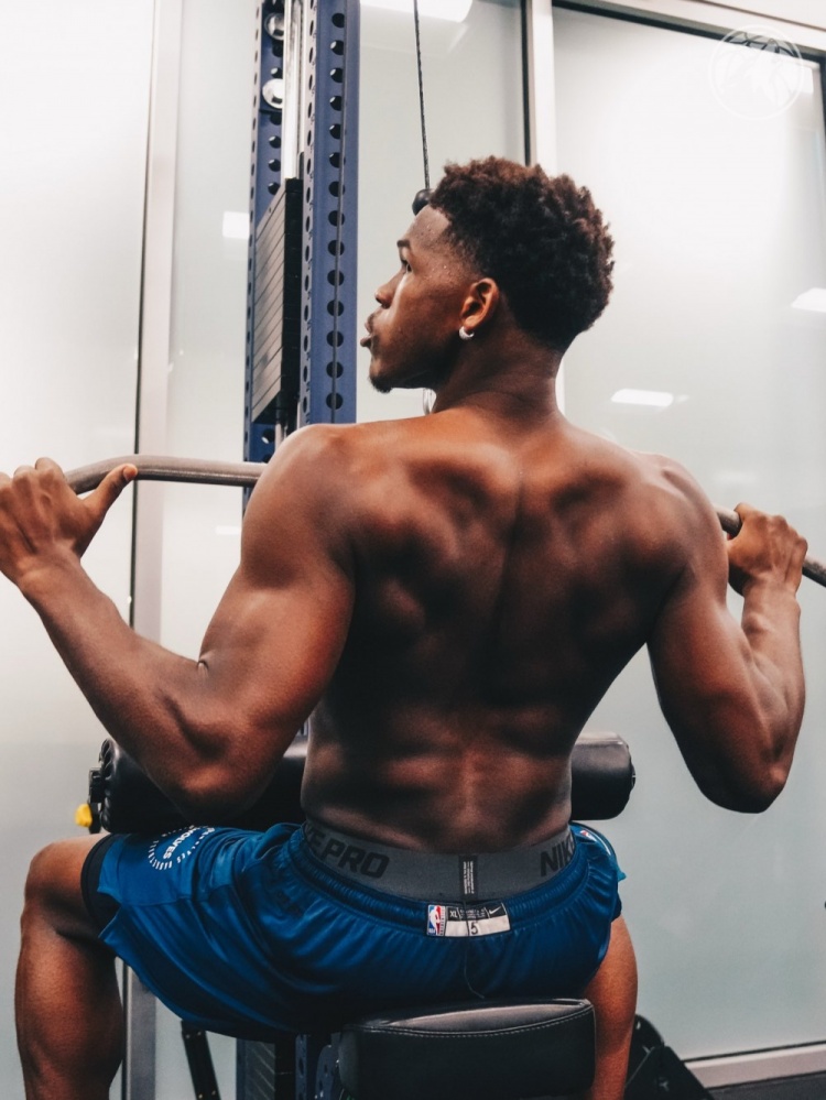 森林狼官推展示爱德华兹苦练成果：力量训练见证蜕变