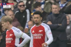 开云体育网址-保护性换人！梅里诺和萨卡被换下，下场后队医给萨卡的右腿绑冰袋