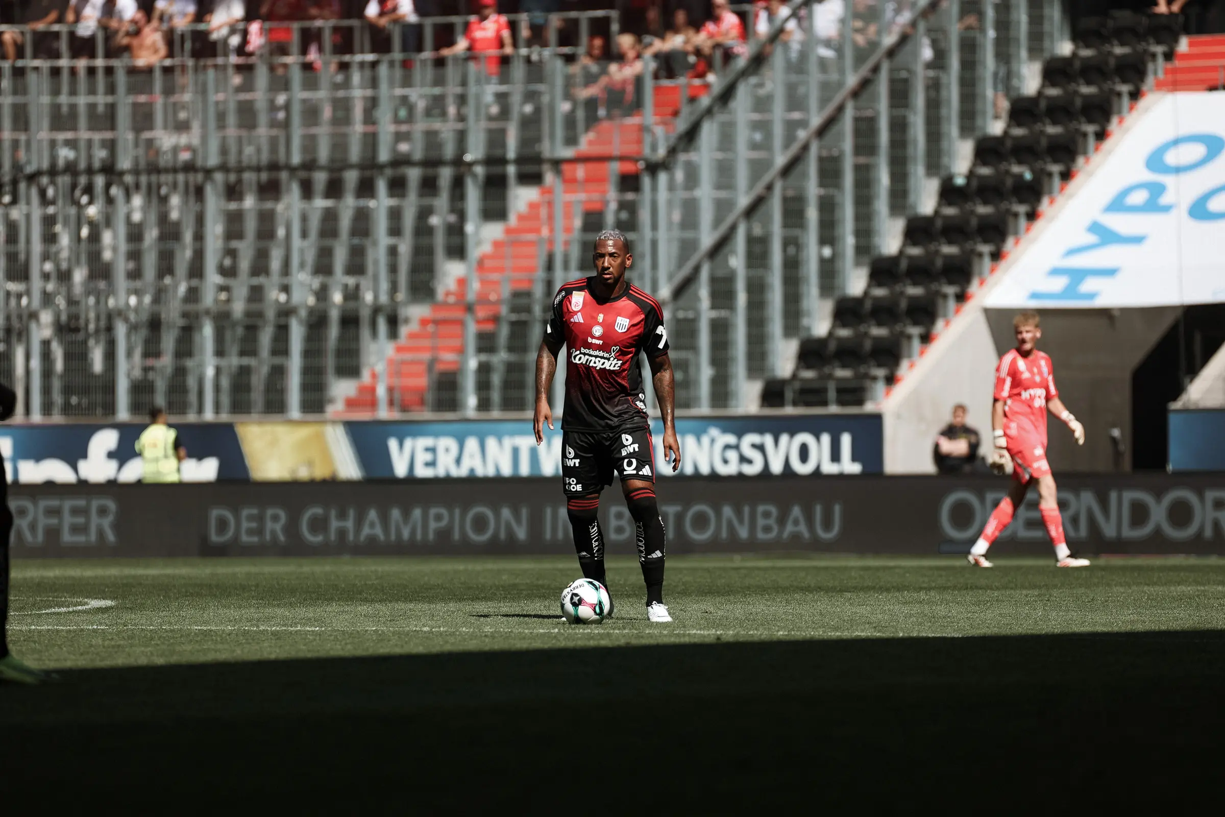 开云入口-官方:36岁的博阿滕与林茨完成解约,共为球队出战14场