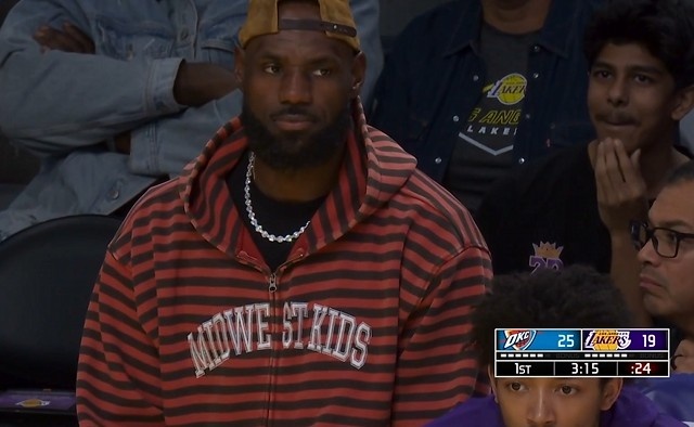 开云体育网址-高挂免战牌！詹姆斯来到场边观战 本场因脚伤缺席